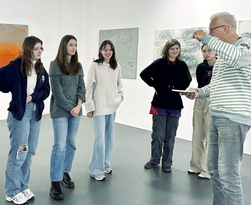 Besuch der Ausstellung "Kunst Hilft X"