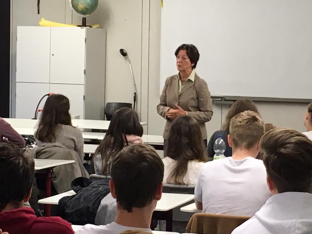 Bundestagsabgeordnete Frau Drobinski-Weiß besucht HFG-Schüler