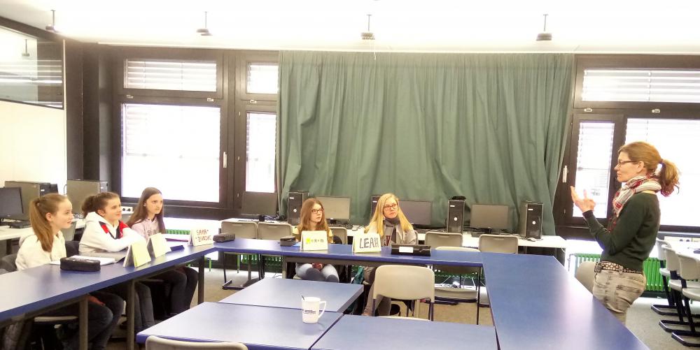 BZ-Redakteurin besucht HFG-Reporterinnen