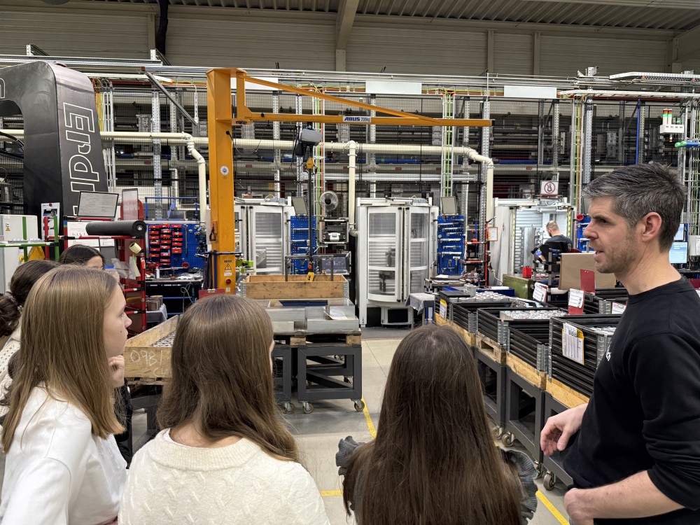 Drehen und Fräsen in höchster Präzision 6 Drehen und Fräsen in höchster Präzision 6