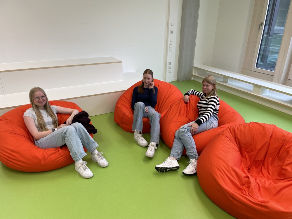 Einzug ins neue Schulhaus 10 Einzug ins neue Schulhaus 10