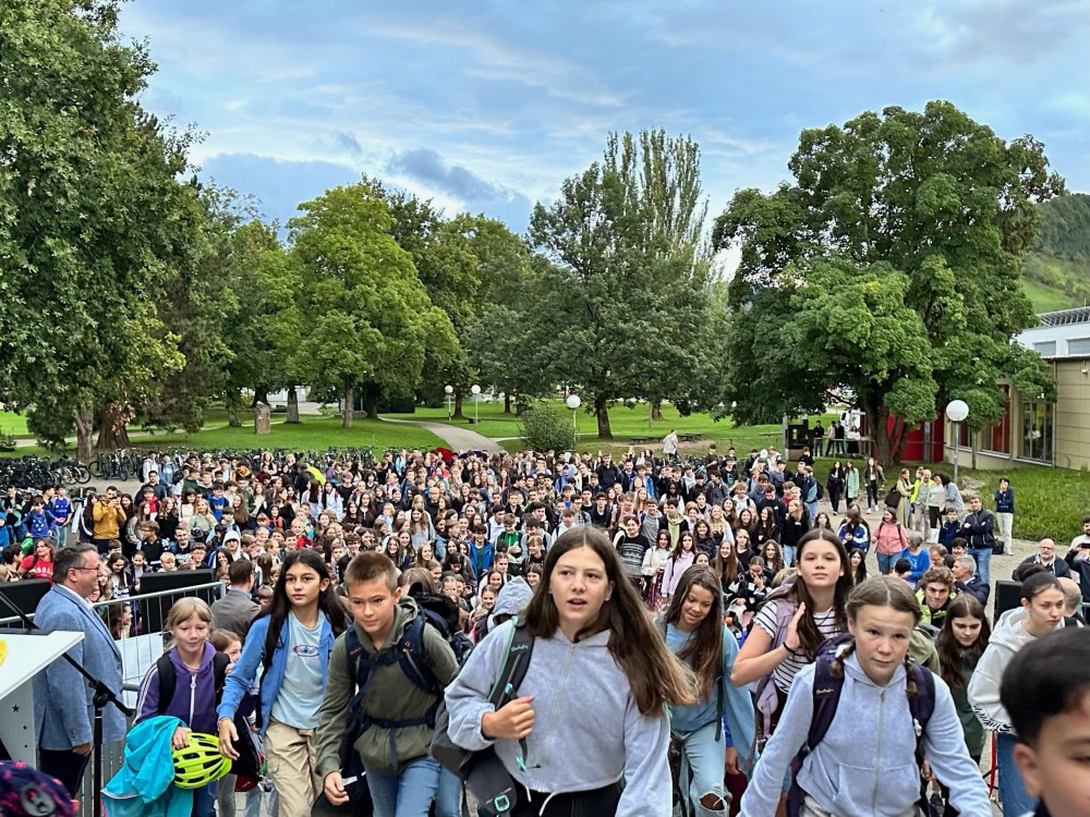 Einzug ins neue Schulhaus 3 Einzug ins neue Schulhaus 3