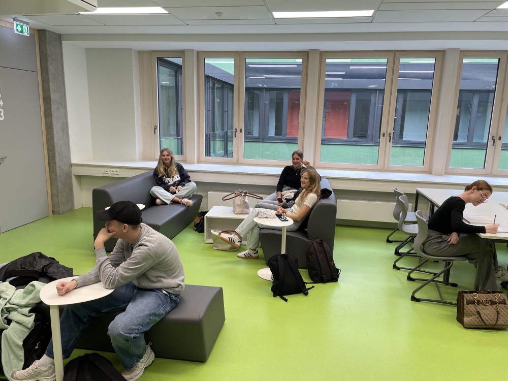 Einzug ins neue Schulhaus 4 Einzug ins neue Schulhaus 4