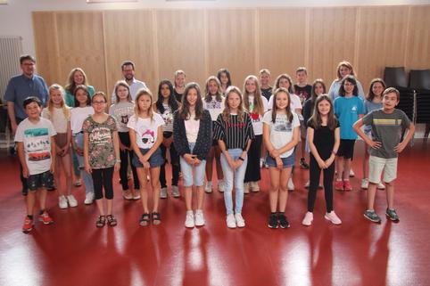 Freundeskreis und Sparkasse unterstützen Schulchor-Projekt