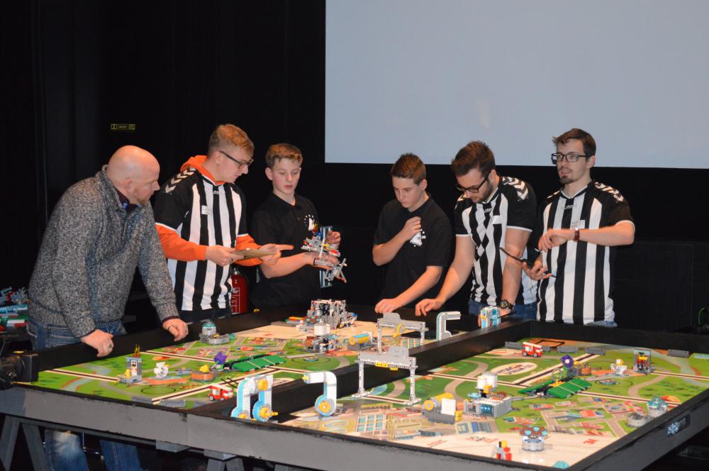 HFG-Robokirch und HFG-RoboS starten "Into Orbit"