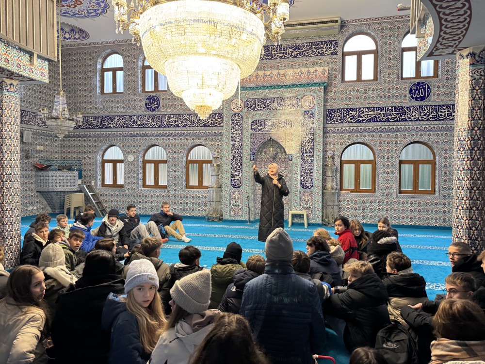 Jahrgangsstufe 8 besucht Moschee in Offenburg Jahrgangsstufe 8 besucht Moschee in Offenburg