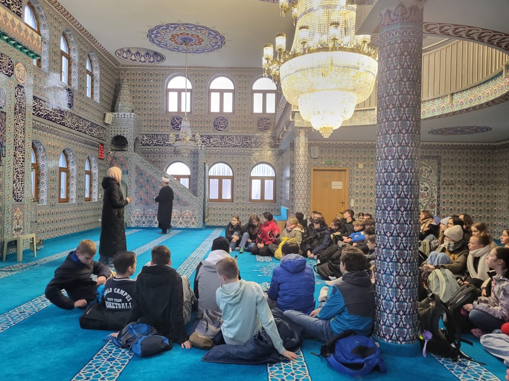 Jahrgangsstufe 8 besucht Moschee in Offenburg 2 Jahrgangsstufe 8 besucht Moschee in Offenburg 2