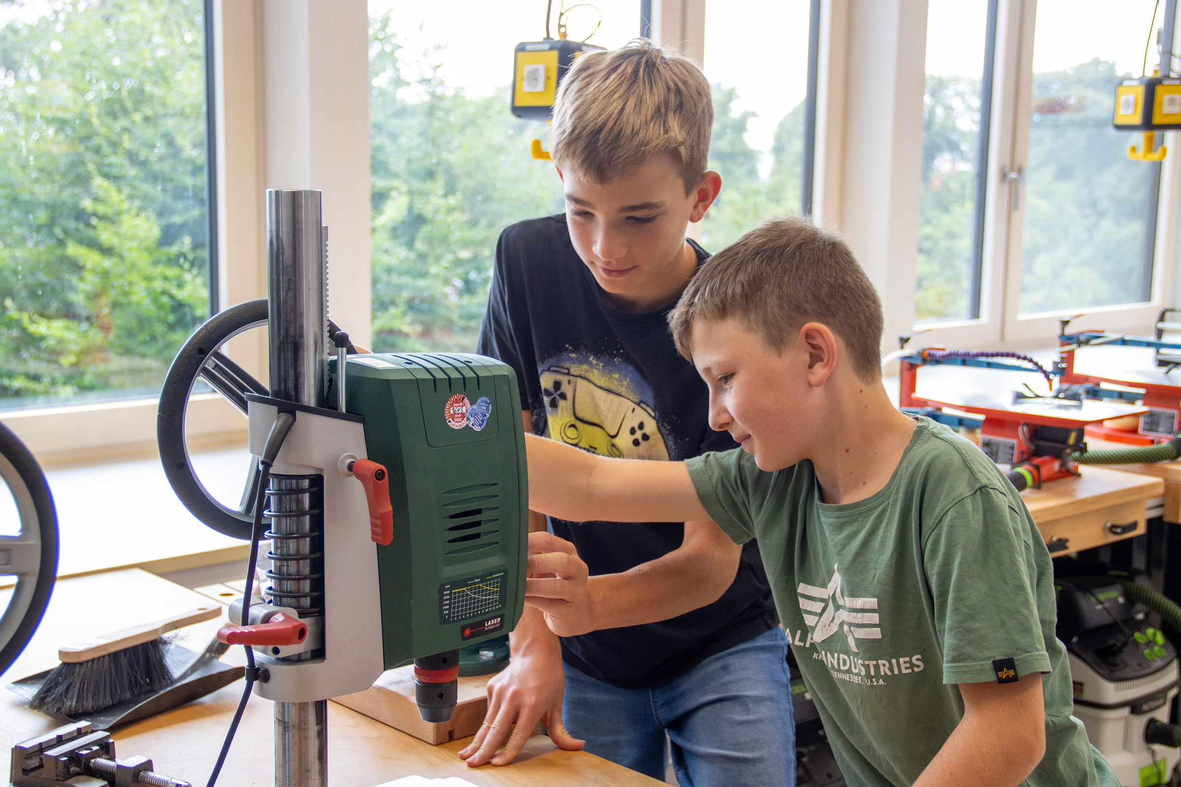 jungen_werken_bohrer_1