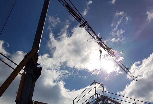 Mit einem Kran hoch hinaus