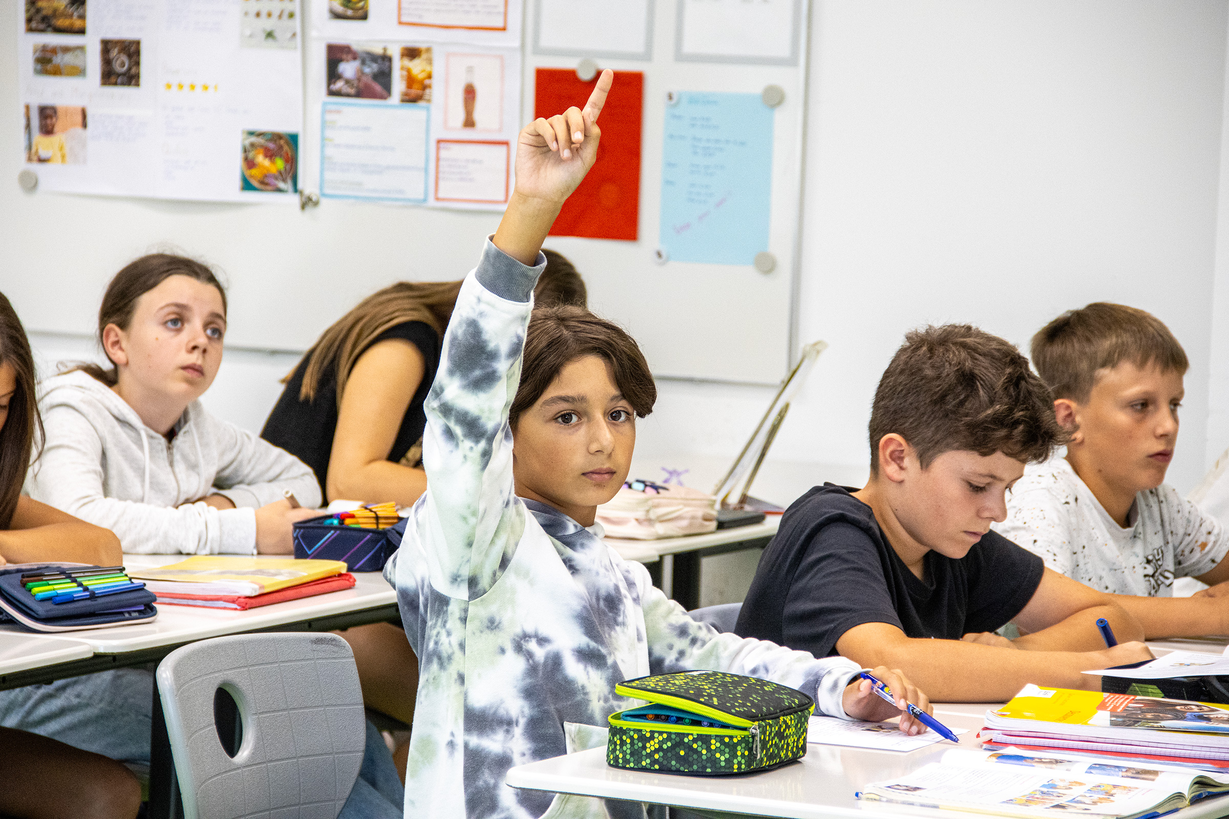 schueler_meldet_sich_junge