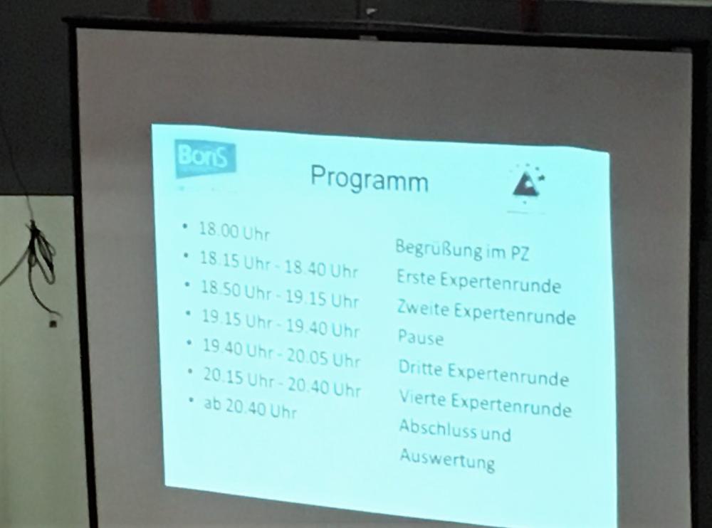 Schülerinnen und Schüler informieren sich beim Studien- und Berufemarkt am HFG