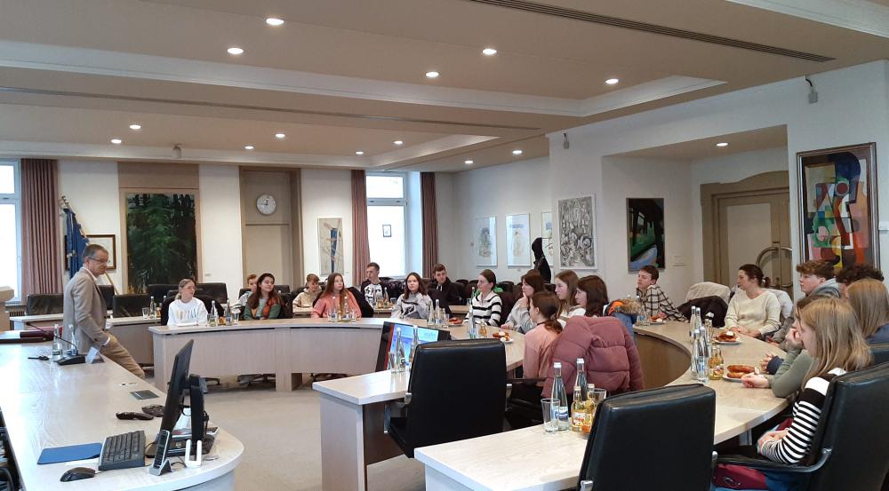 Schulklasse des Hans-Furler-Gymnasiums zu Besuch im Rathaus