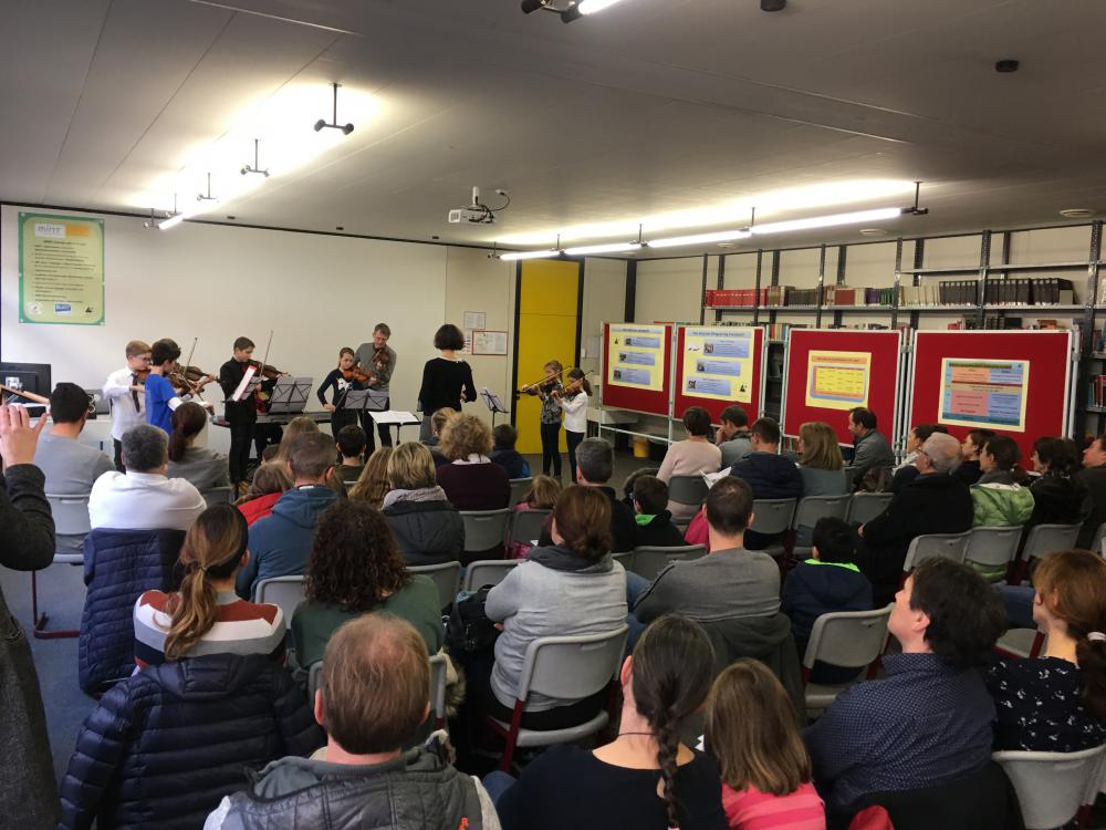 Schulleitung informiert Eltern