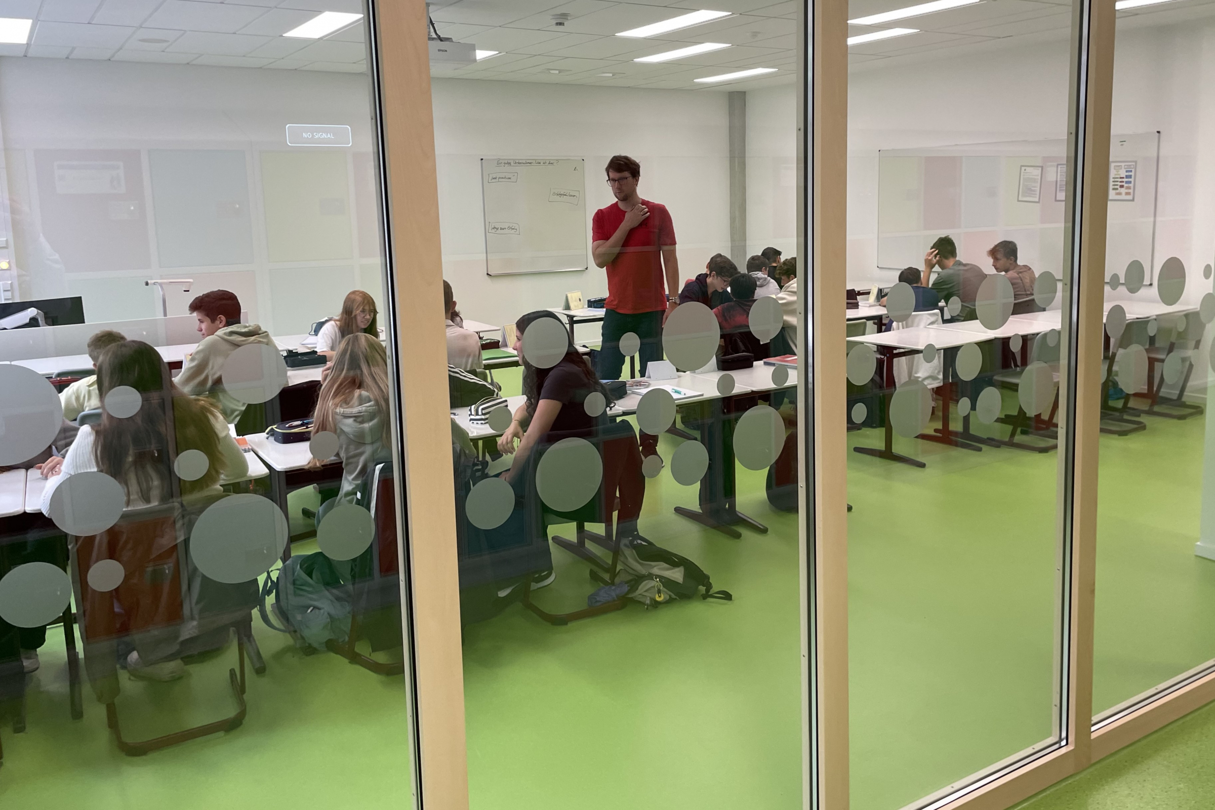 unterricht_szene_glas_lehrer_klasse_1