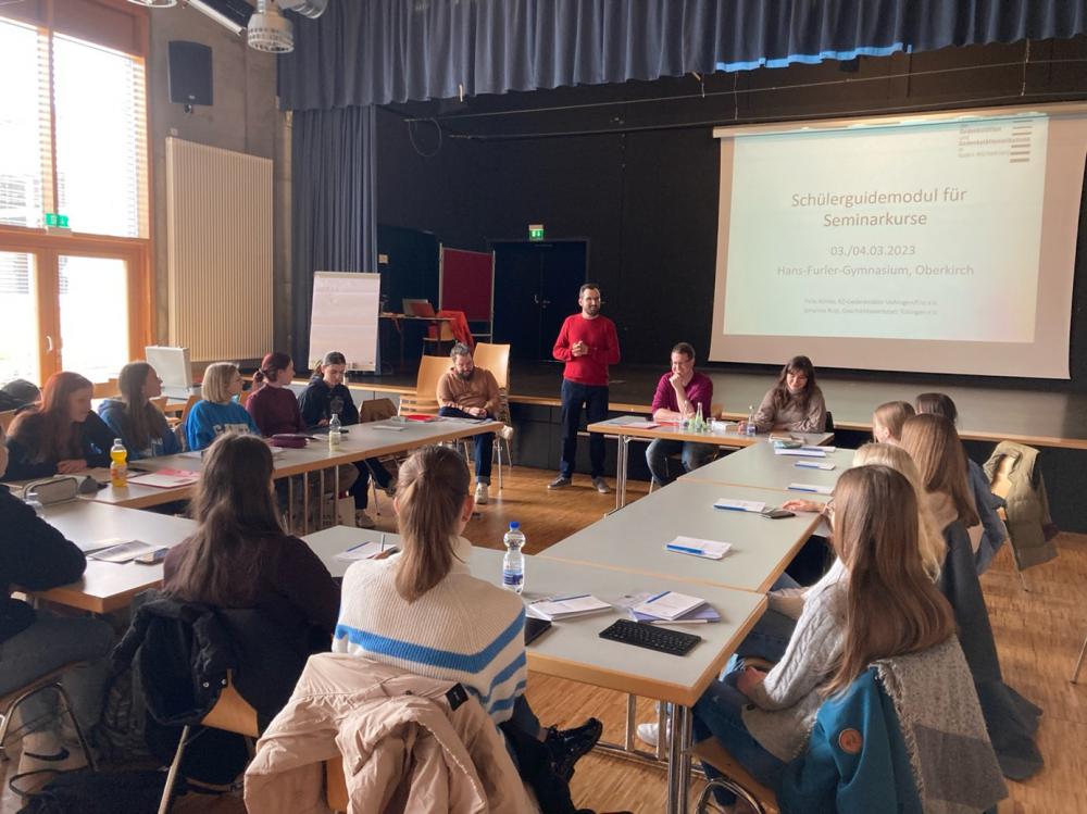 Wie gestaltete ich Führungen durch KZ-Gedenkstätten?